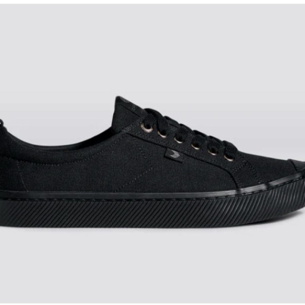 Women's Size 8.5 CARIUMA Unisex OCA Low All Black Canvas Sneaker